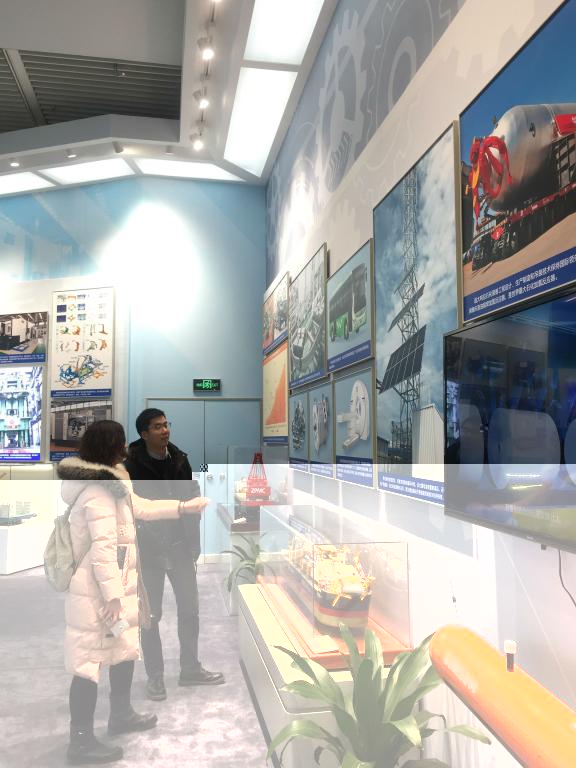 圖3為學生支部黨員觀看30萬噸海上浮式生産儲油船模型